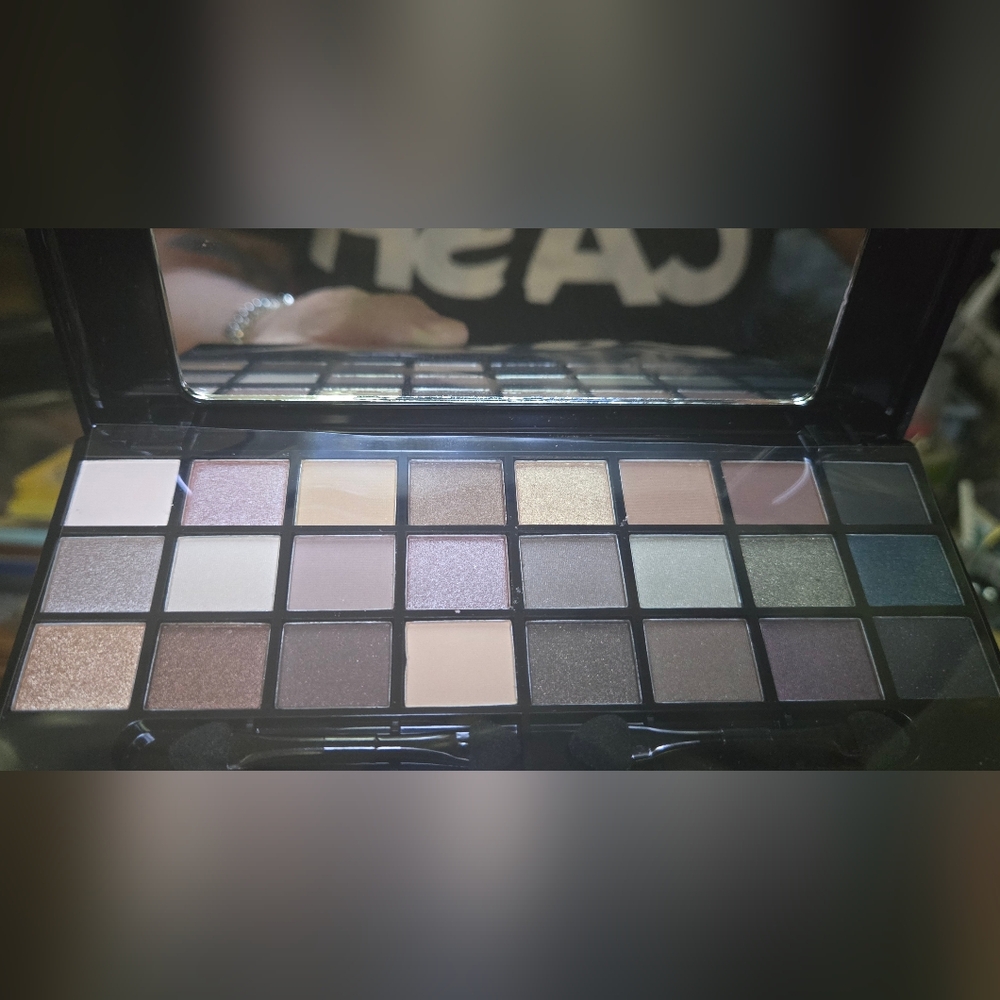 Avon Pretty in Neutrals Makeup Palette Full Size With Mirror - Picture 3 of 4